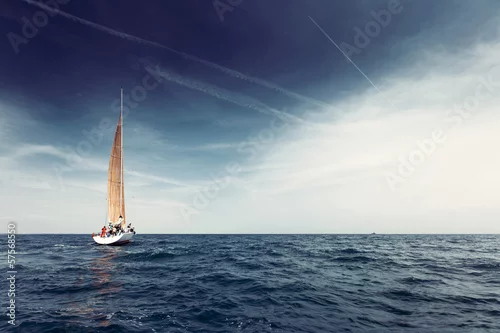 Obraz Jacht żaglowy z białymi żaglami