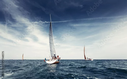 Obraz Jacht żaglowy z białymi żaglami