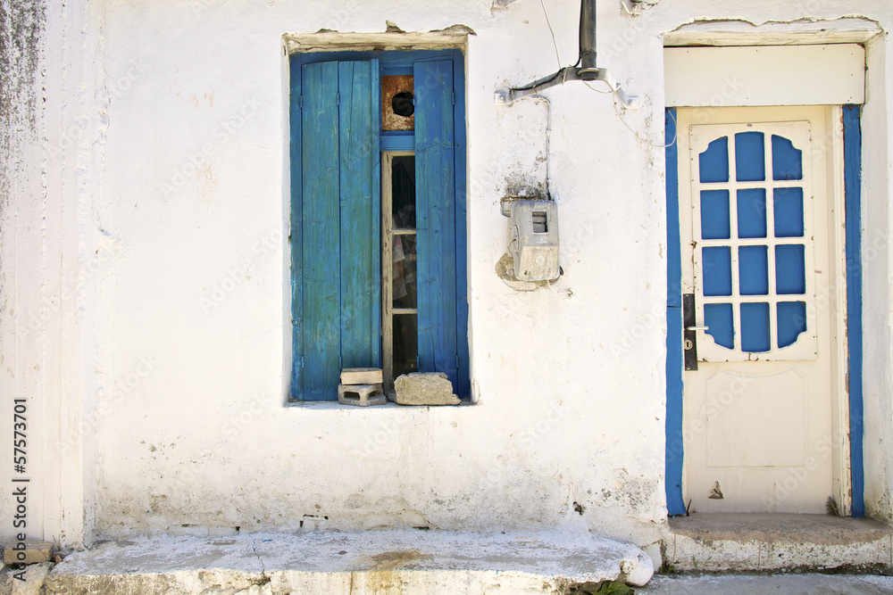 Alte Häuser rund um den Dorfplatz von Agii Deka im Süden von Kreta. Das Dorf ist bekannt von den 10 Heiligen die während der religiösen Verfolgungen durch den römischen Kaiser den Märtyrertod erlitt