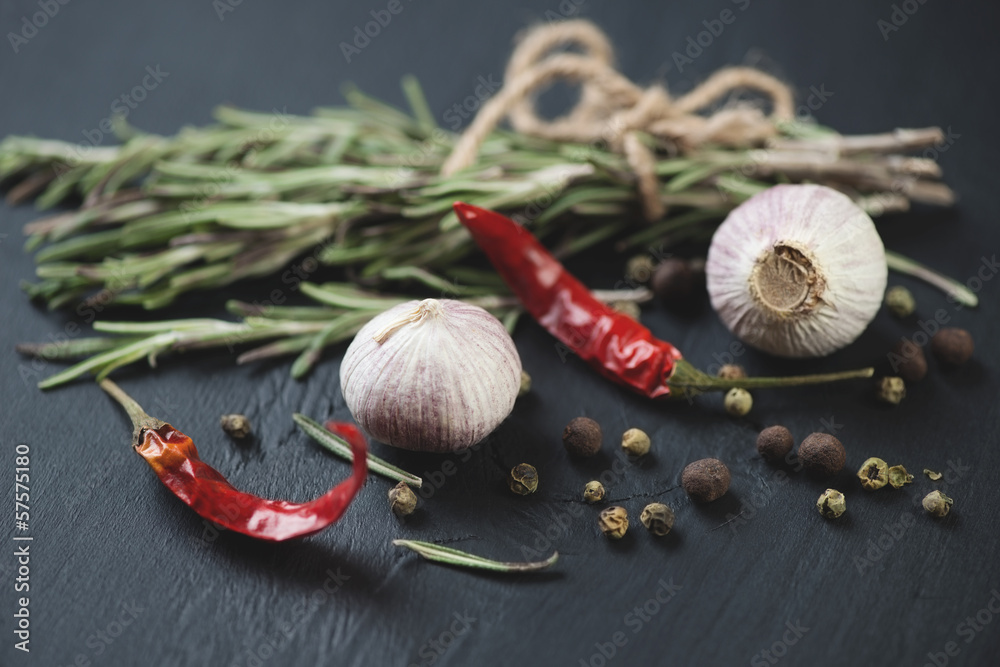 Φωτογραφία Spices: chinese solo garlic, variety of peppers and rosemary