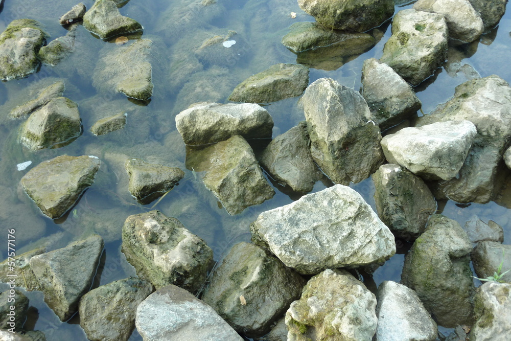 Steinbrocken im Wasser Steinbrocken im Wasser