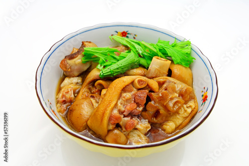 沖縄伝統料理の足テビチ（豚足煮付）