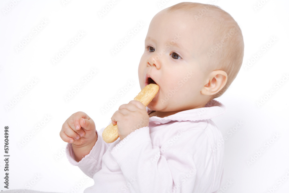 niemowlę jedzące biszkopt - obrazy, fototapety, plakaty 
