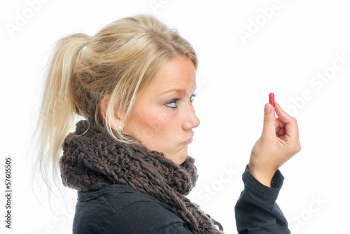 Blonde Frau hält eine Grippekapsel © von Lieres