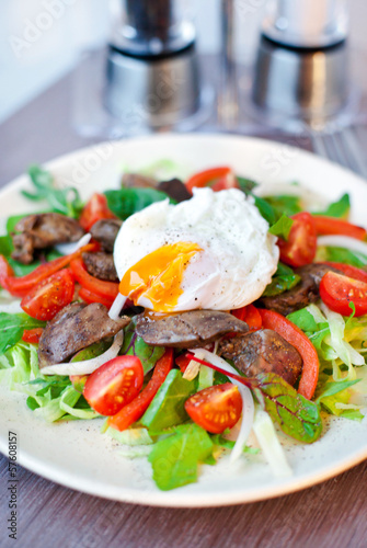 Salad with chicken livers and poached egg