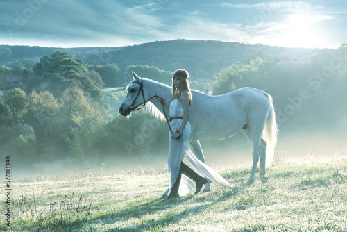 Fotografia Beautiful sensual women with white horse