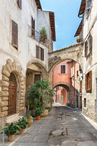 Fototapeta Naklejka Na Ścianę i Meble -  Pretty street in the ancient city of Tuscany
