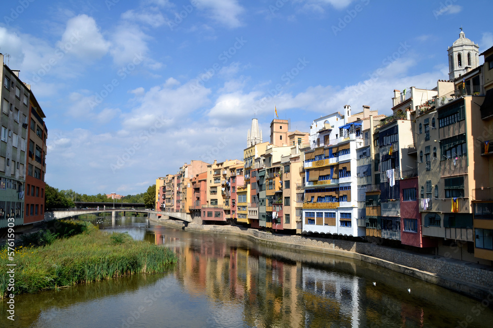 Vista de la ciudad de Girona desde puente sobre río Onyar