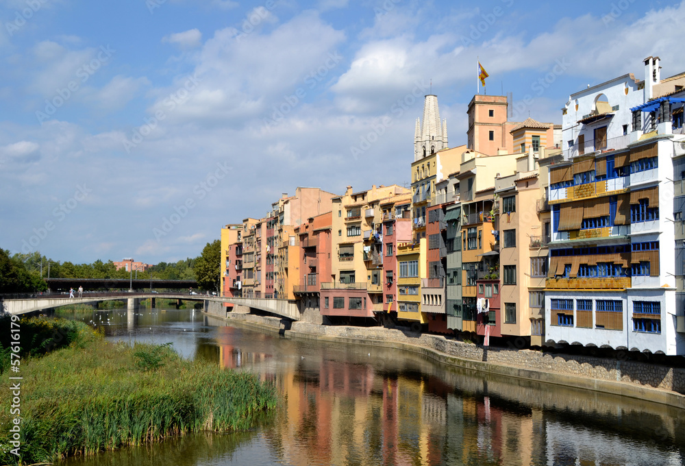 Vista de la ciudad de Girona desde puente sobre el río Onyar