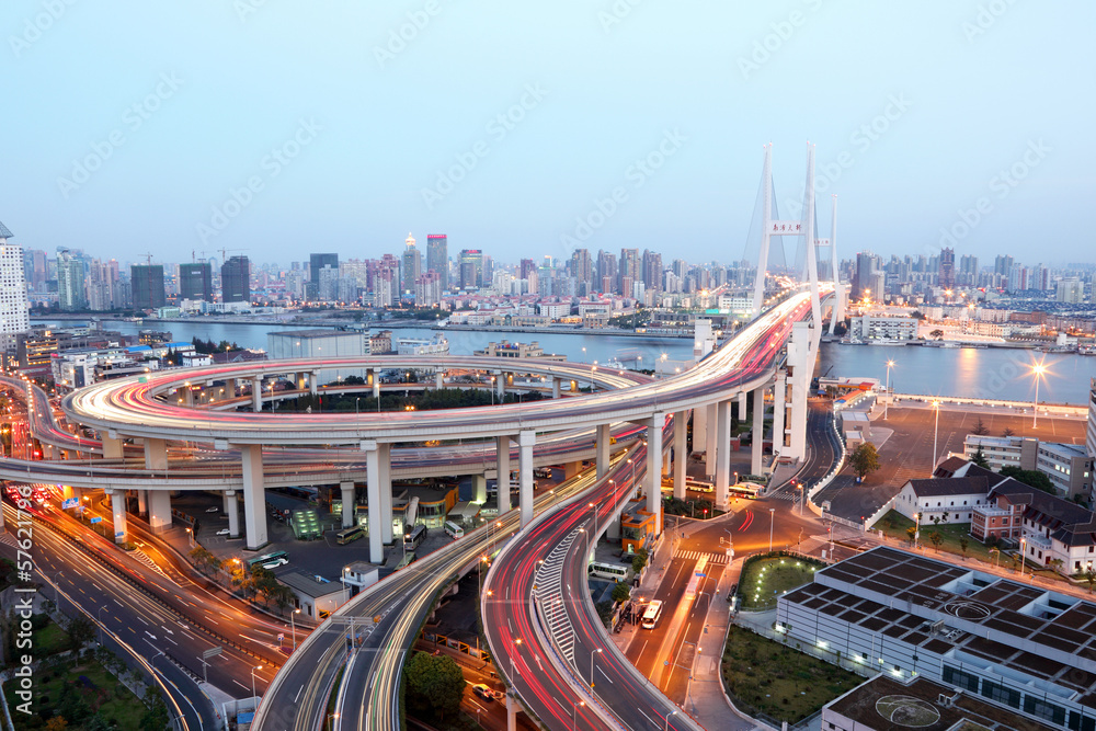 Naklejka premium Nanpu bridge at dusk. Shanghai, China