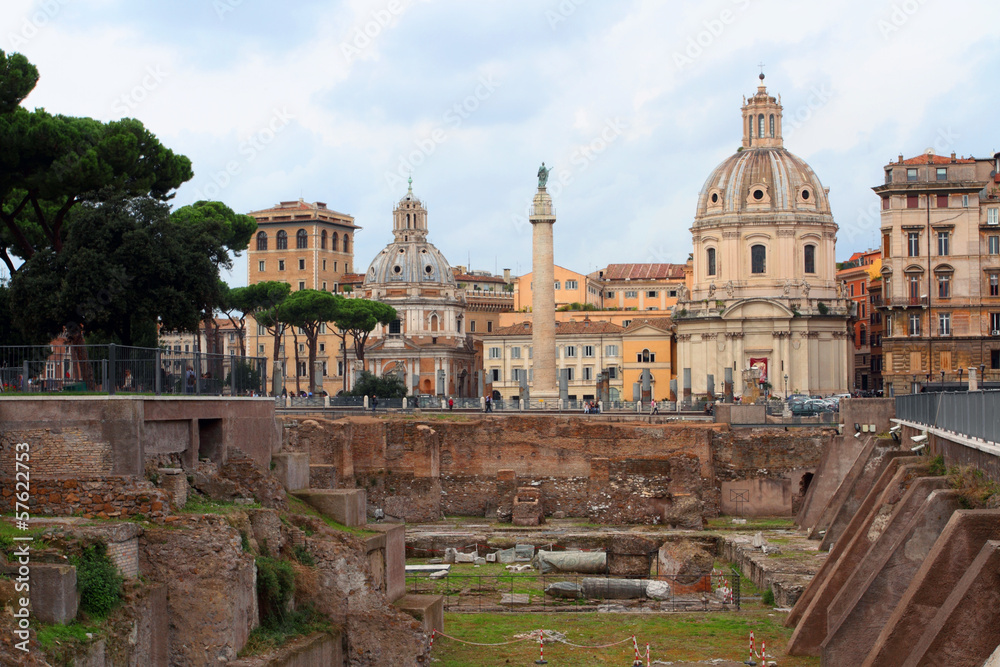 il foro romano a Roma con colonna Traiana e basiliche