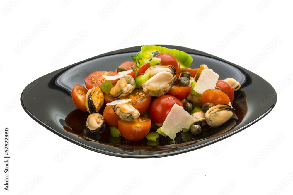 Salad with mussels and tomato