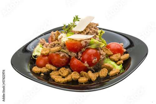 Salad with tuna and tomato