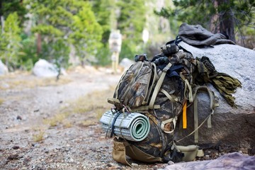 Papier peint photo Chasser Sac à dos d'alpinisme en montagne  © Michael Ireland