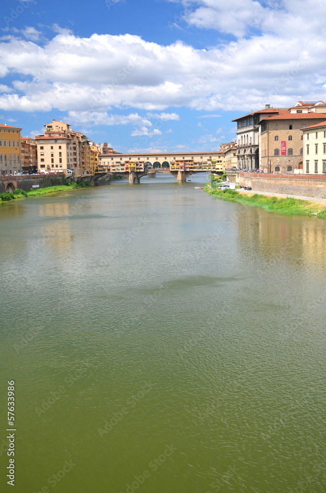 Obraz premium Piękny widok na Ponte Vecchio na rzece Arno, Florencja, Włochy