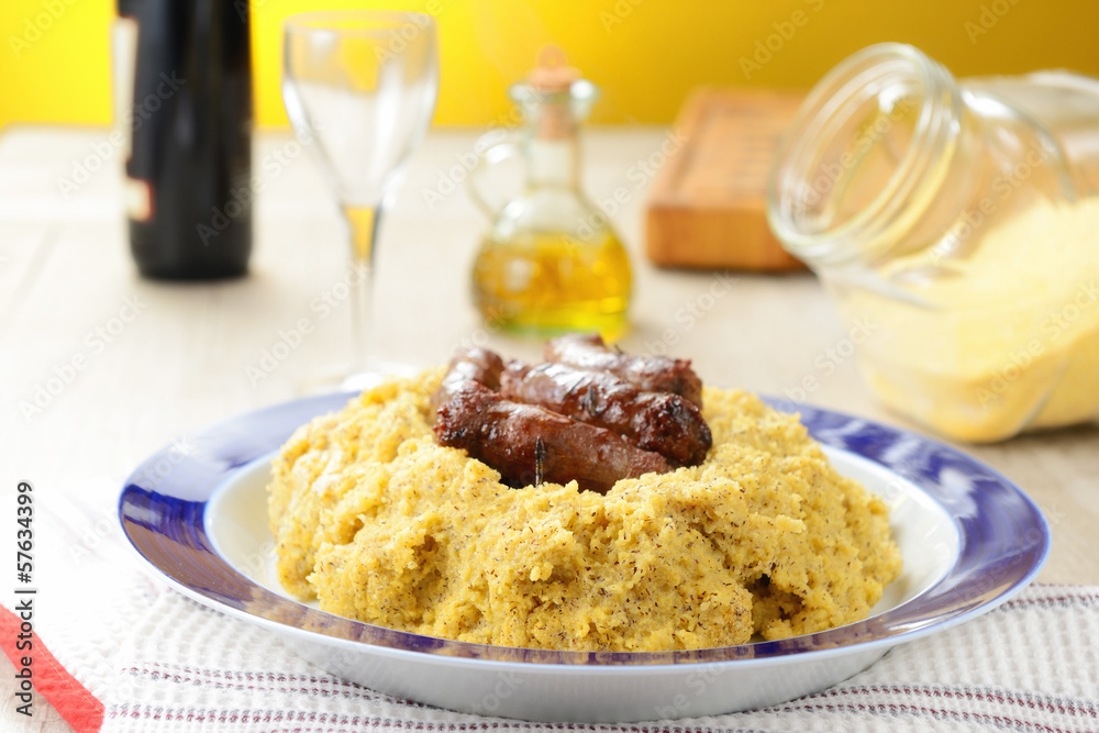 Salsiccia con polenta Salsiccia con polenta