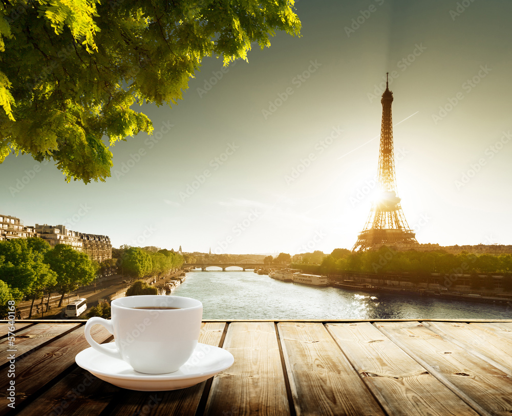 Obraz premium coffee on table and Eiffel tower in Paris
