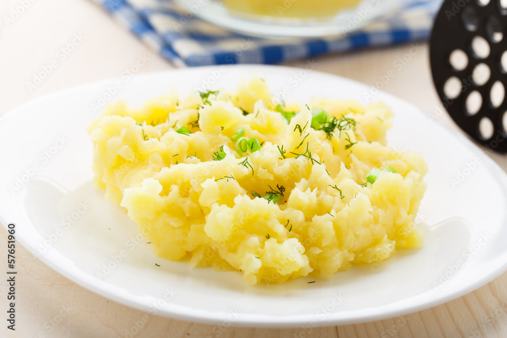 Mashed potatoes sprinkled with scallion and dill Mashed potatoes sprinkled with scallion and dill