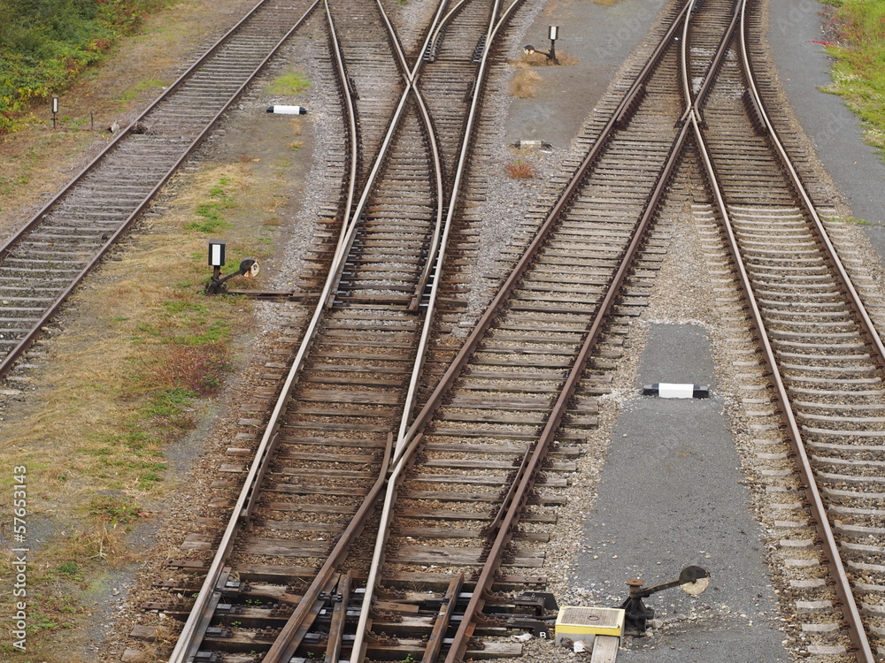 Fototapeta premium Eisenbahngleise - Weichen ändern Fahrtrichtung der Züge