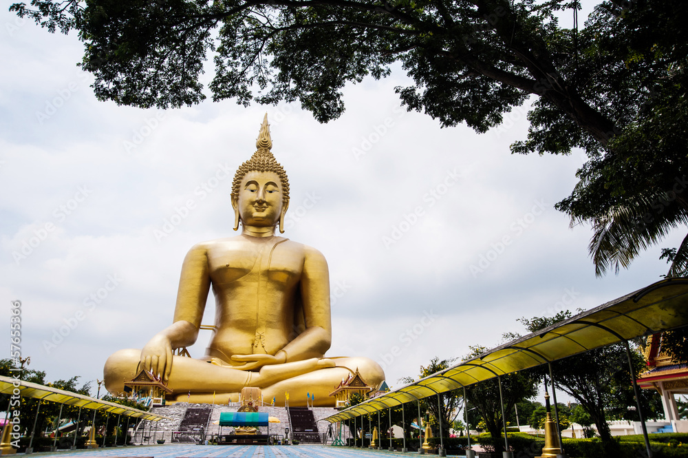 Obraz premium Buddha statue in thai temple