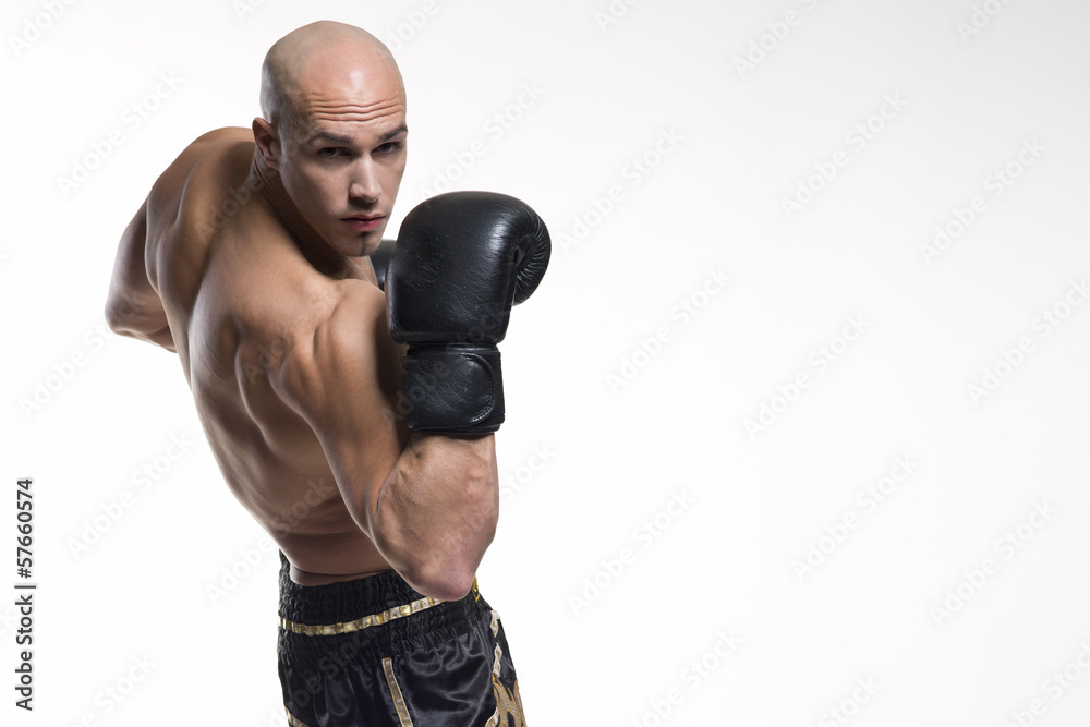 Mann Kickboxer mit Boxhandschuh