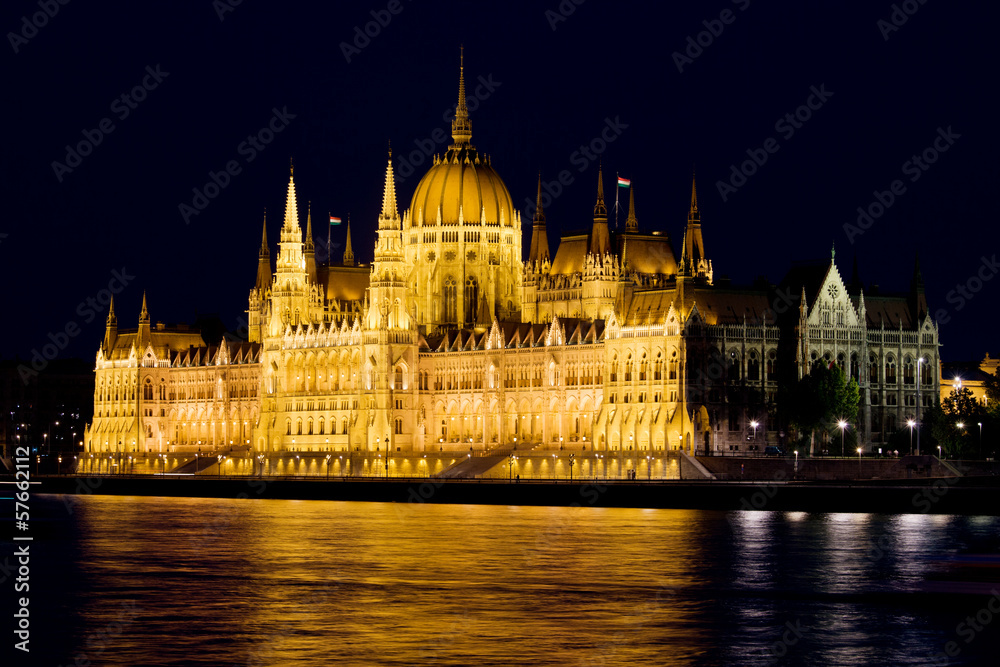 Fototapeta premium Hungarian Parliament Building at Night