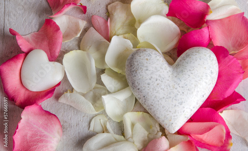 Liebe Grüße: Weißes Herz mit Rosenblütenblättern