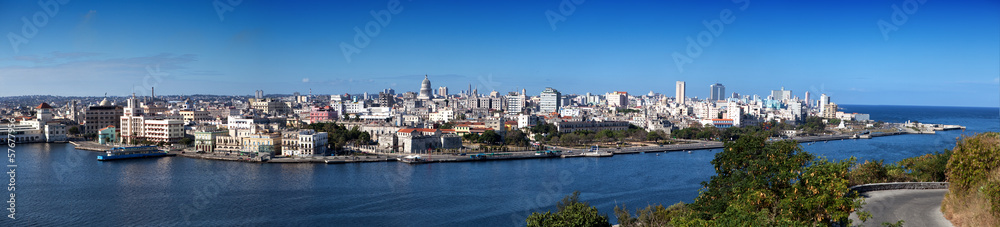 Obraz premium Havana.old city through bay from Morro's fortress.Panorama