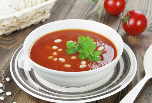 Tomato soup with white beans