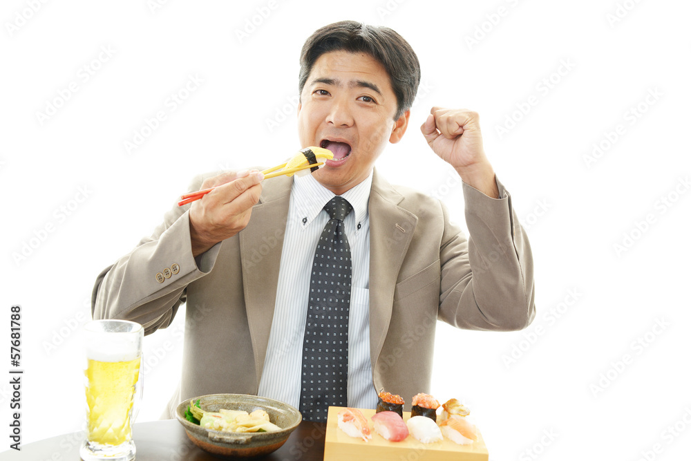 食事を楽しむ男性