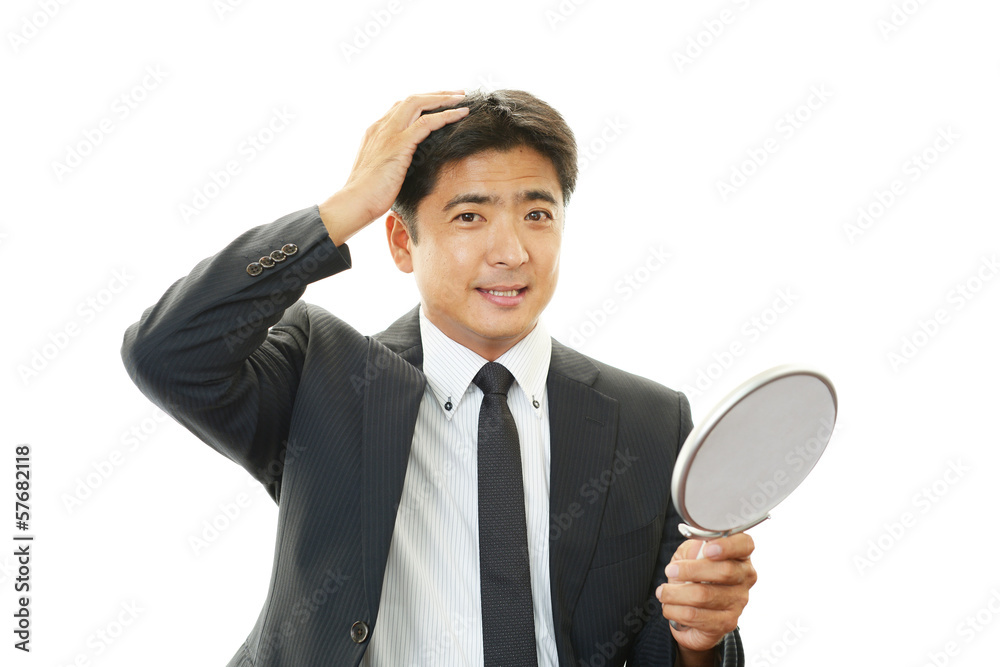 ヘアセットをする男性