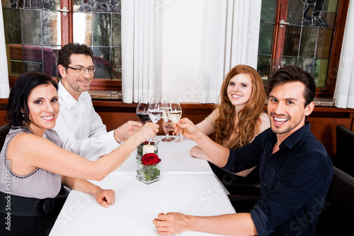 Gemischte Gruppe Menschen lachend im Restaurant photo