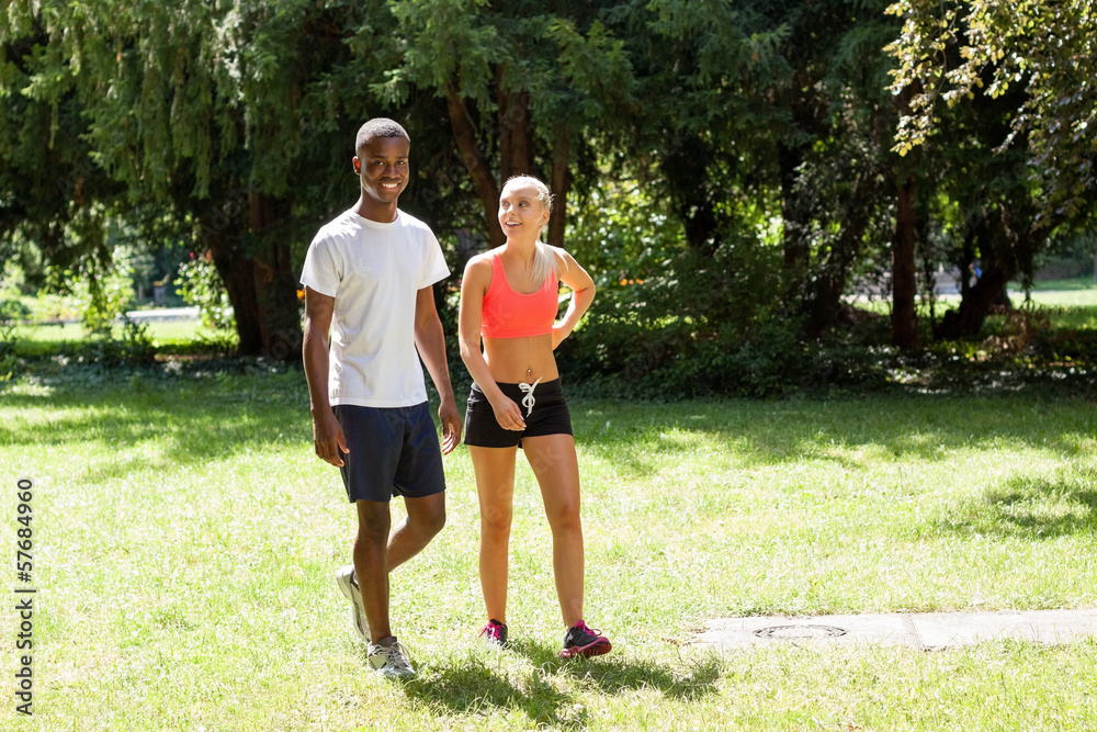 zwei sportliche junge jogger laufend im park im sommer zwei sportliche junge jogger laufend im park im sommer