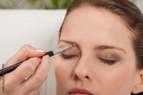 augen makeup mit braunem lidschatten portrait