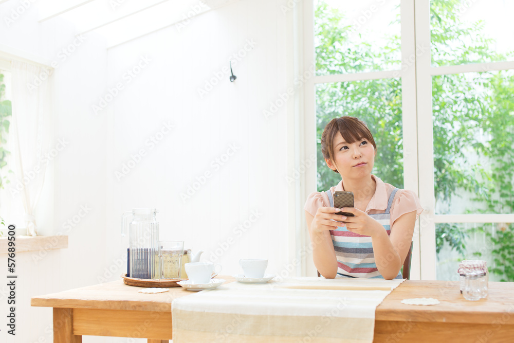 携帯電話を使う女性 携帯電話を使う女性
