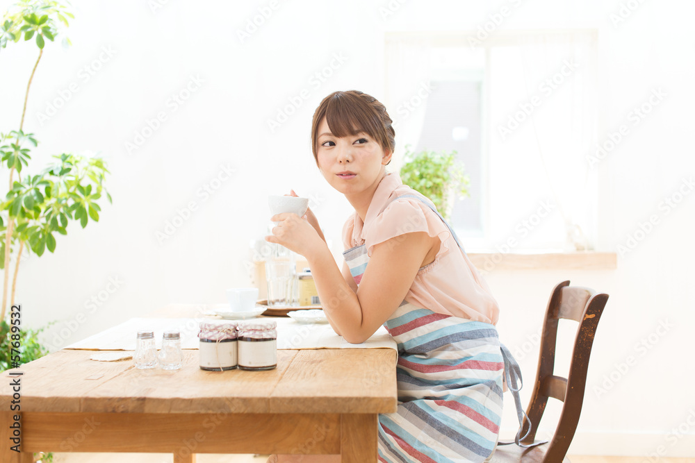 ダイニングで寛ぐ女性 ダイニングで寛ぐ女性