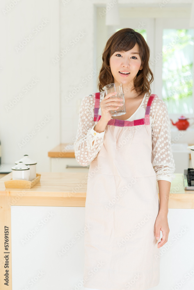 ダイニングで寛ぐ女性