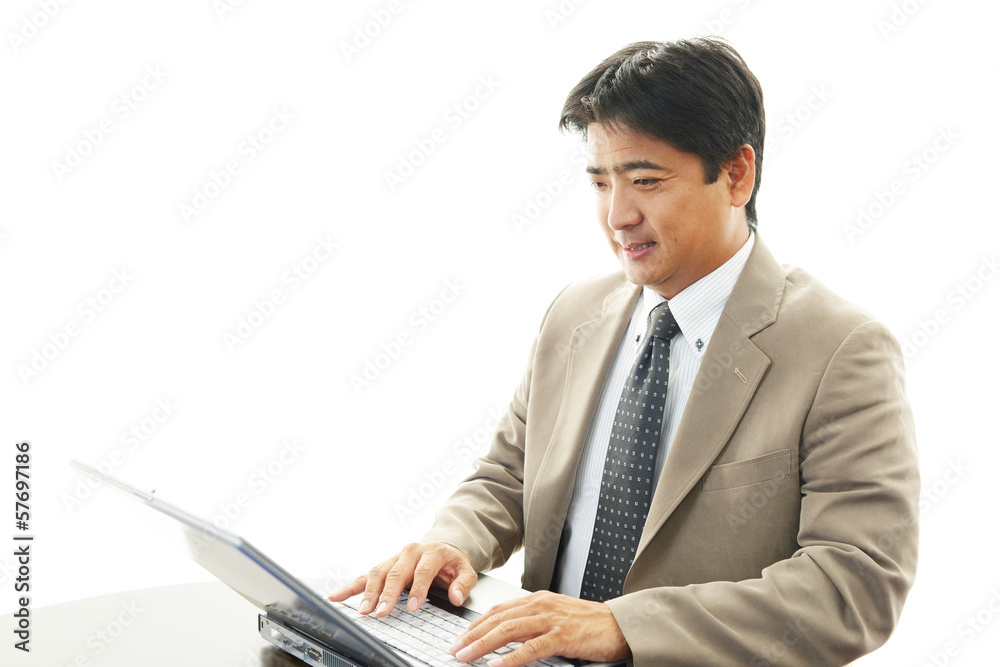 PCで仕事中の男性 PCで仕事中の男性