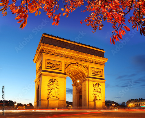 Fototapeta Naklejka Na Ścianę i Meble -  Famous Arc de Triomphe in autumn, Paris, France