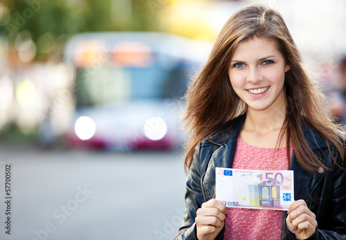 Junge Frau hält 50 Euro photo