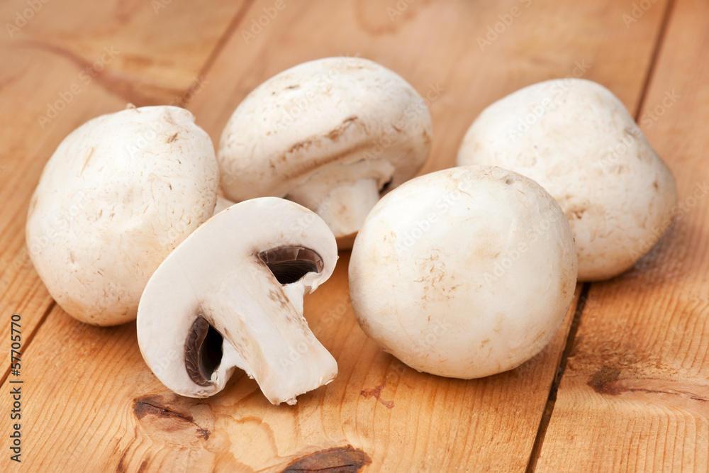Weiße Champignons auf einem Holzbrett Weiße Champignons auf einem Holzbrett
