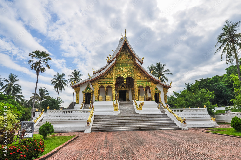 Naklejka premium Golden wall temple