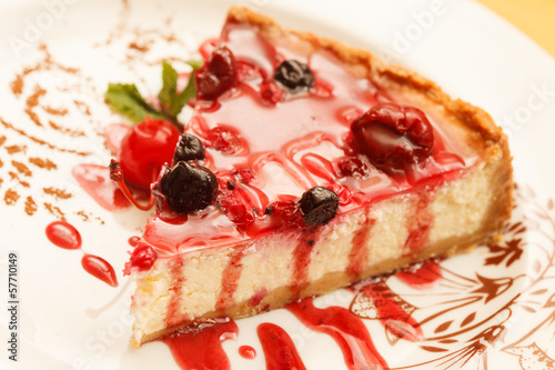 cheesecake with berries