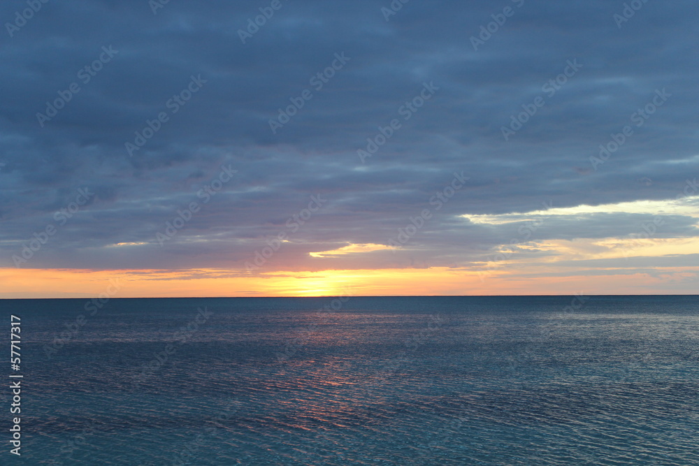 magnifique coucher de soleil sur la mer des caraibes