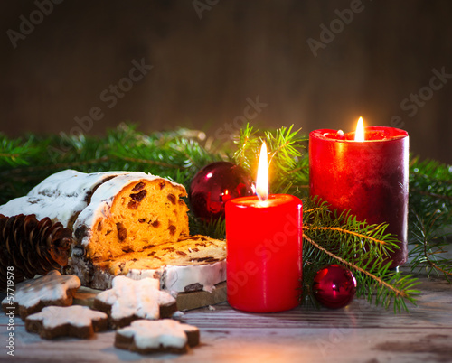 Weihnachtsdekoration mit Kerzen und Christstollen photo