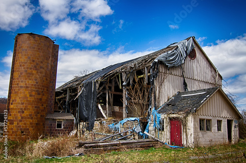Abandoned barn and silo © shabbang