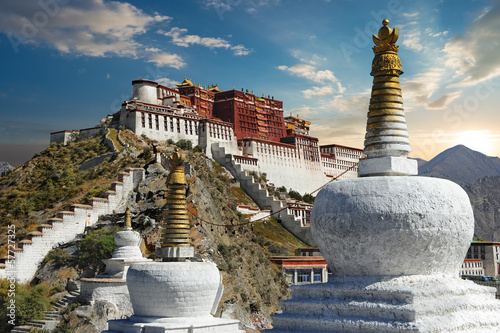 Fotografia Potala pałac w Tybet podczas zmierzchu