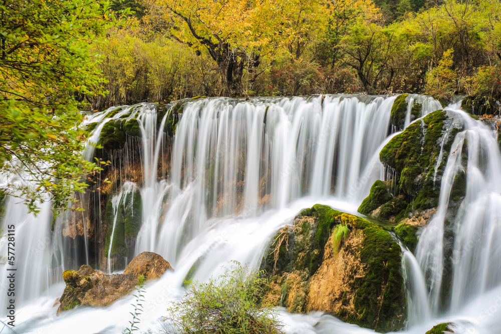 Obraz premium beautiful waterfall in autumn