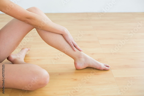 Woman's toned legs and hand