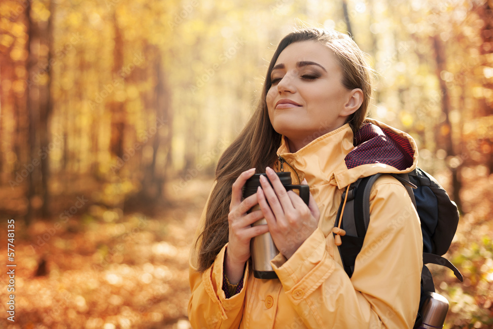 © gpointstudio - Smiling female hiker has a break for hot drink